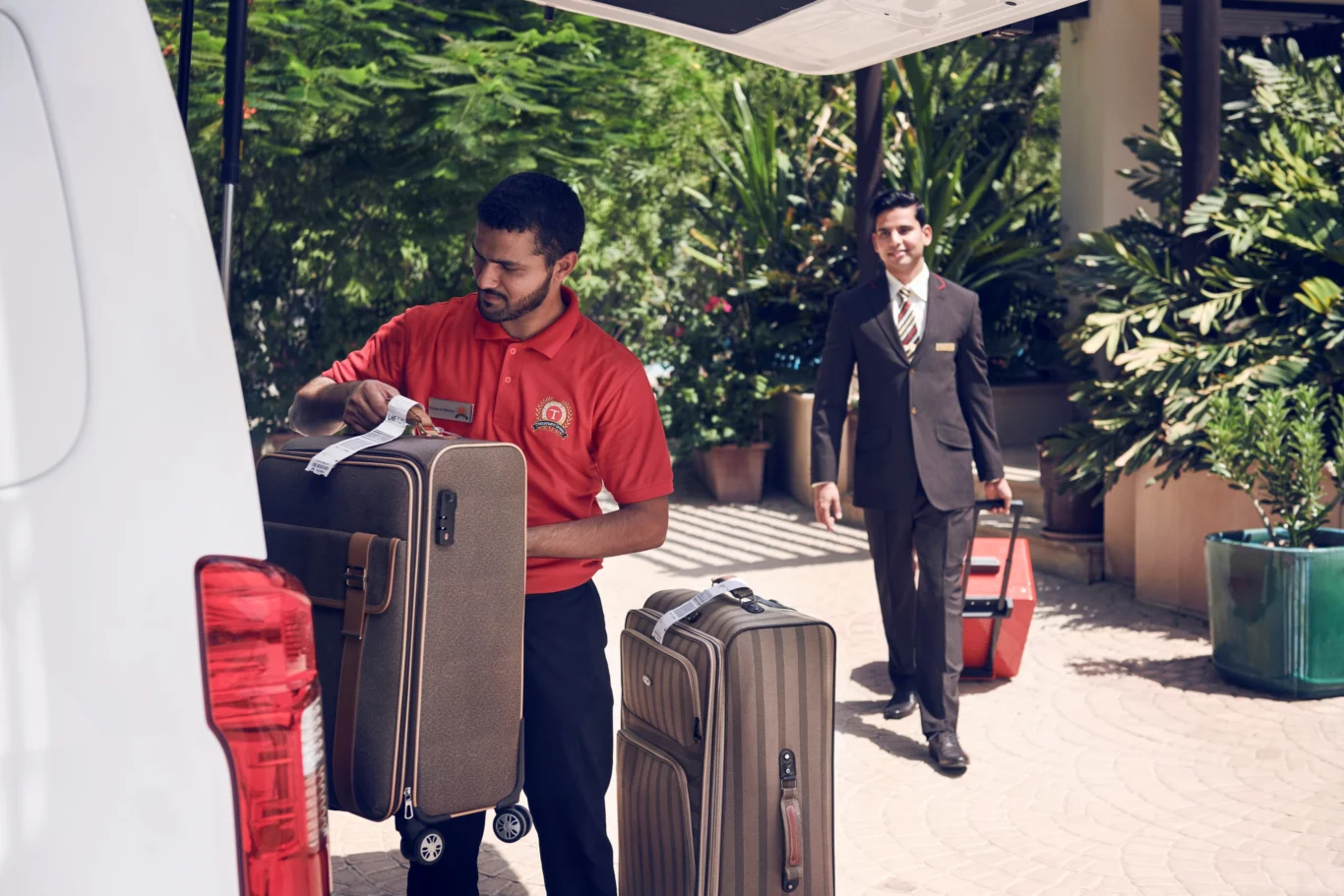 阿聯酋航空客戶也可以選擇在杜拜和沙迦 (Sharjah) 享受「到府報到」(check in at home) 服務。 阿聯酋航空客戶也可以選擇在杜拜和沙迦 (Sharjah) 享受「到府報到」(check in at home) 服務。