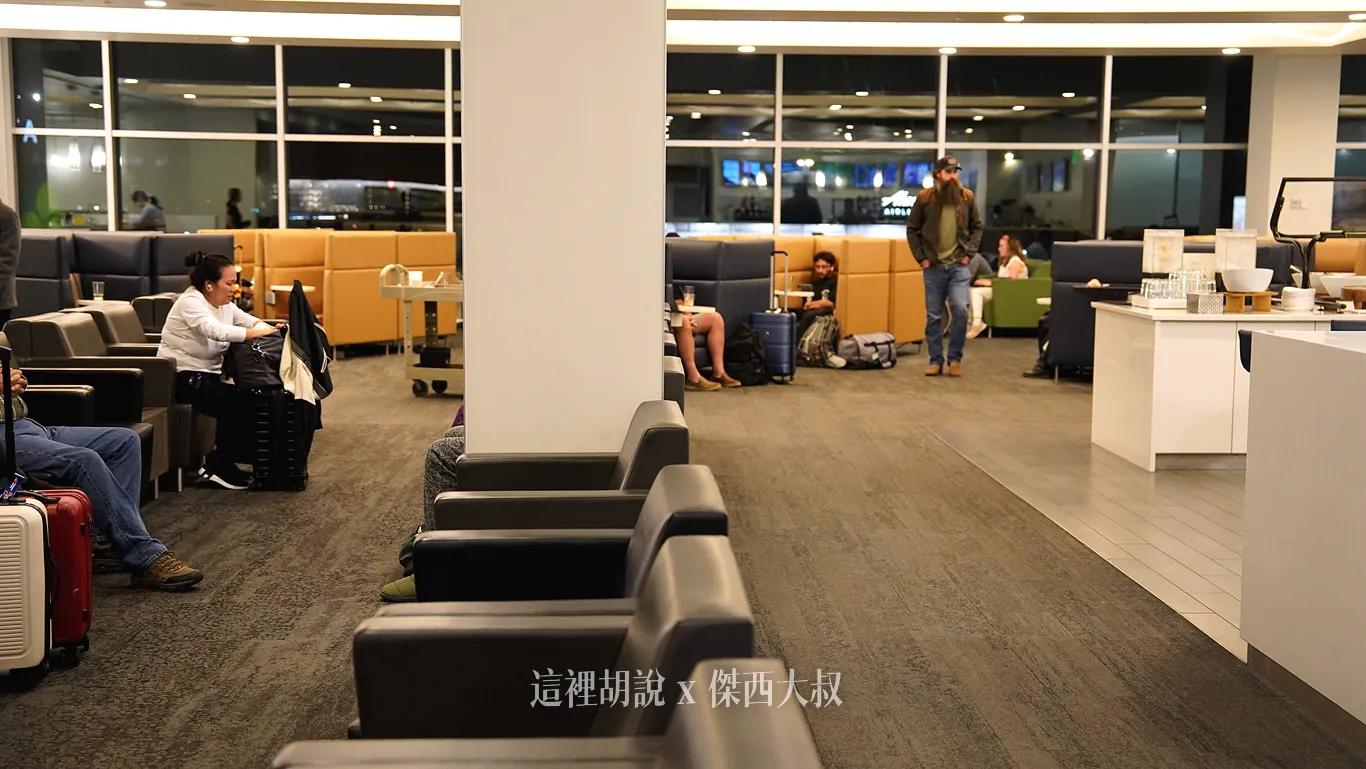 一走進去貴賓室的視角，我自己簡單分成左邊右邊兩個區域