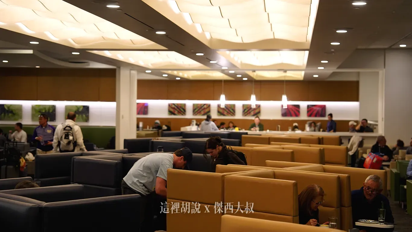 中間有一區是這種沙發區