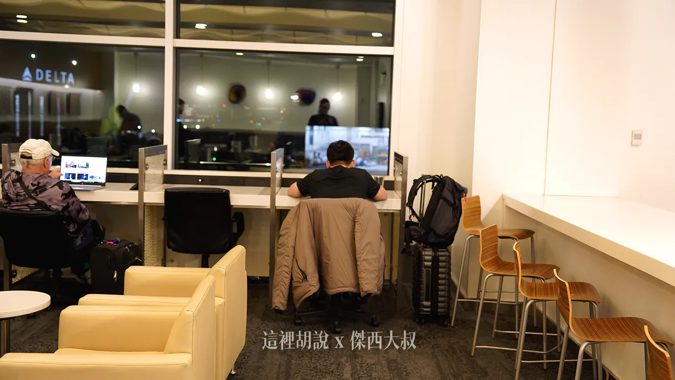也有一個專門的電腦使用隔間區域