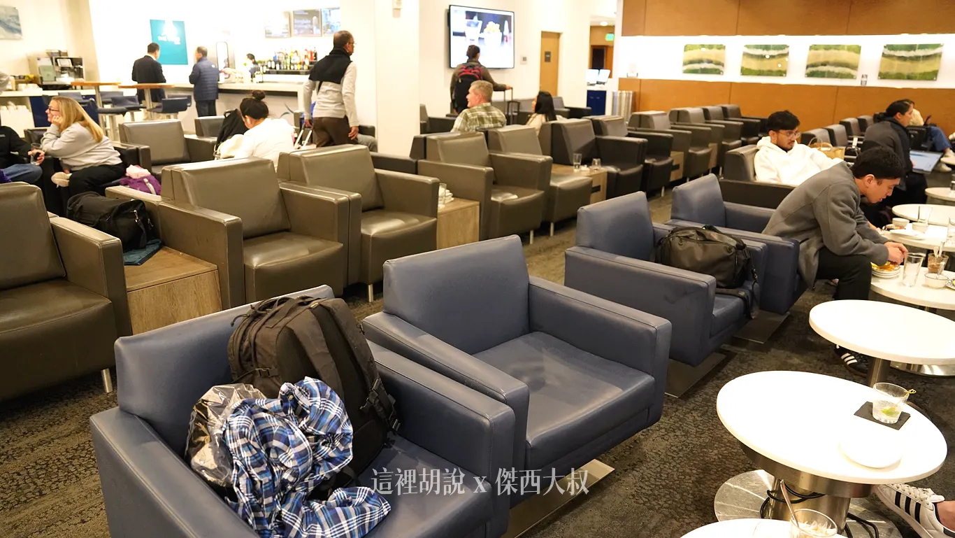 左側比較多是這種開放式沙發座位