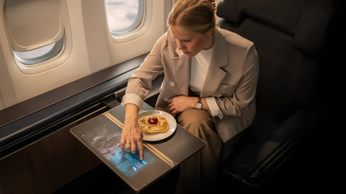 翻轉飛機上使用者介面  漢莎技術 (Lufthansa Technik) 展示互動式折疊餐桌 - 這裡胡說 JL TALKS