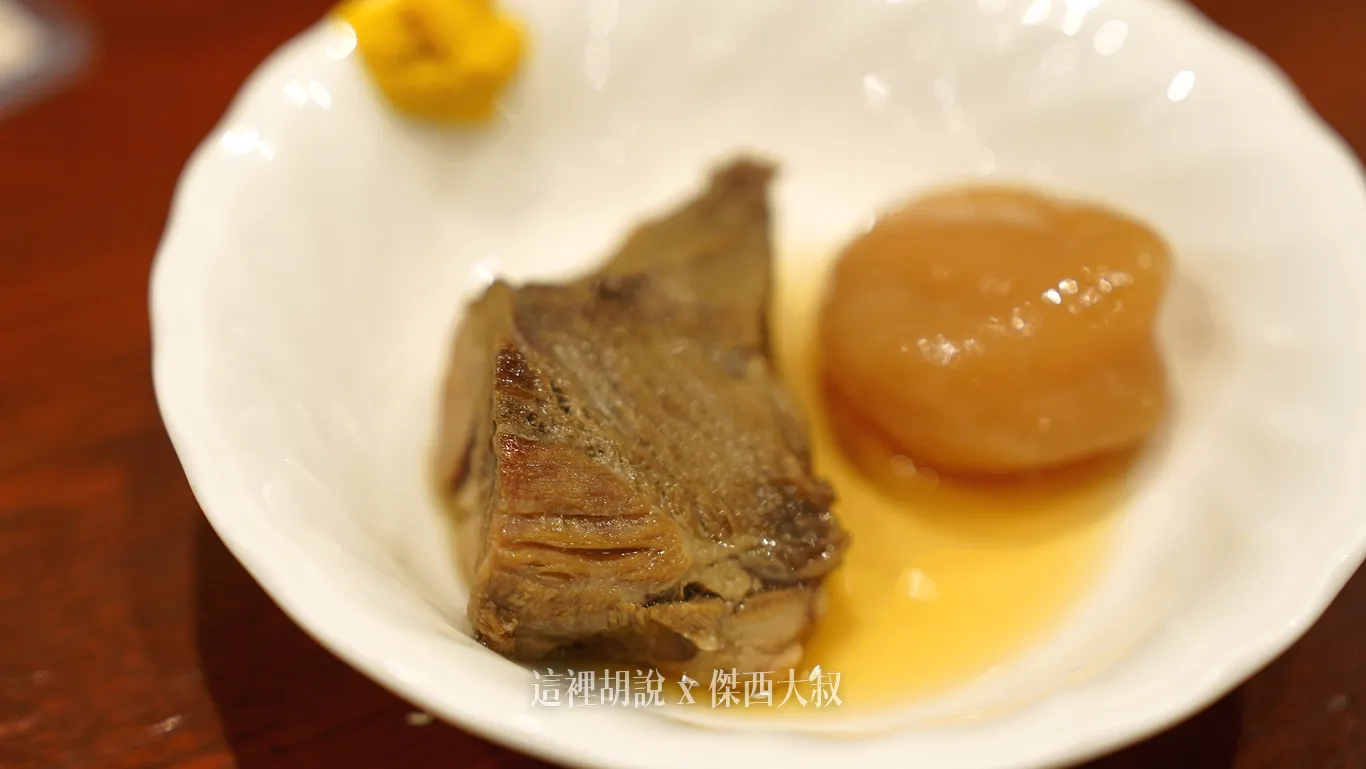 點了飲料就會自動附上（付費）的煮牛舌，右側那個是蒟蒻