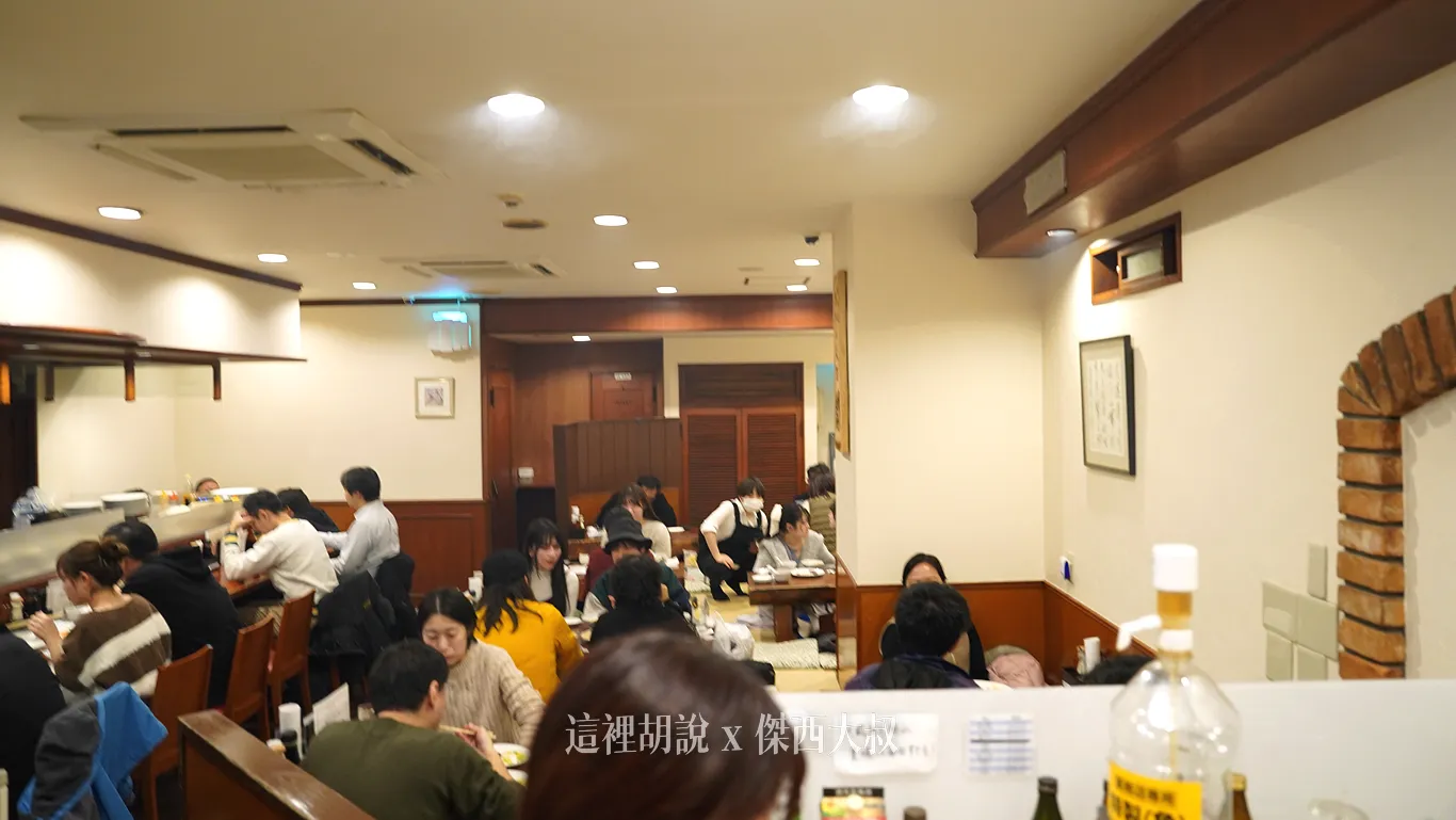 左側是吧台、右側榻榻米用餐區