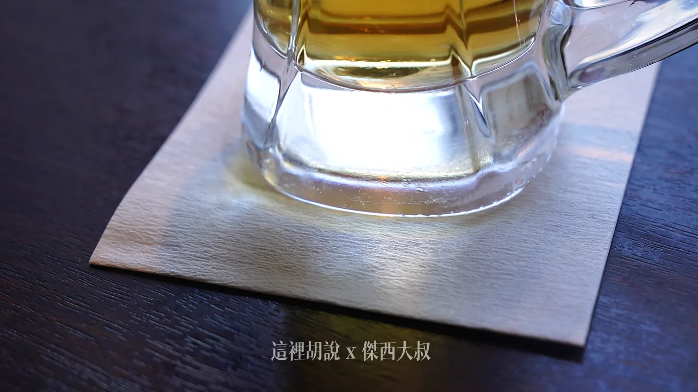 點了一杯啤酒，很細心的放在一張和紙上頭