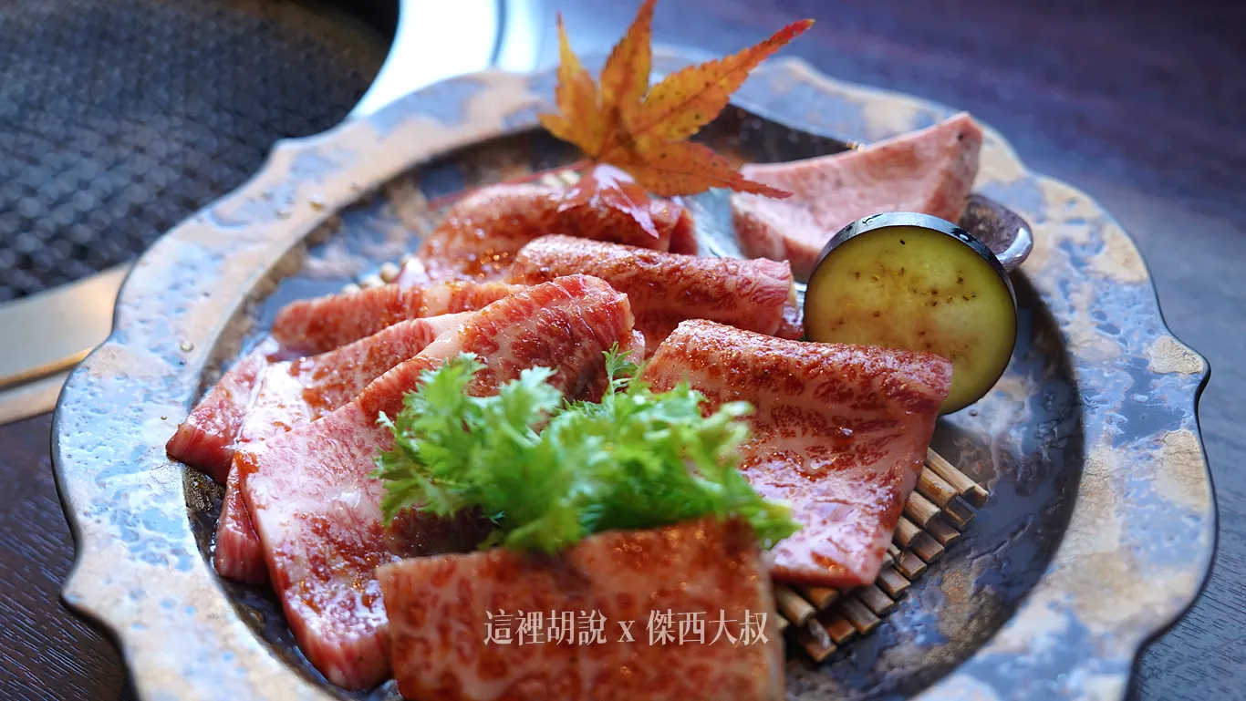 這是傑西點的上等燒肉午餐其中有包含兩片加點的肉片特選牛五花肉以及牛舌
