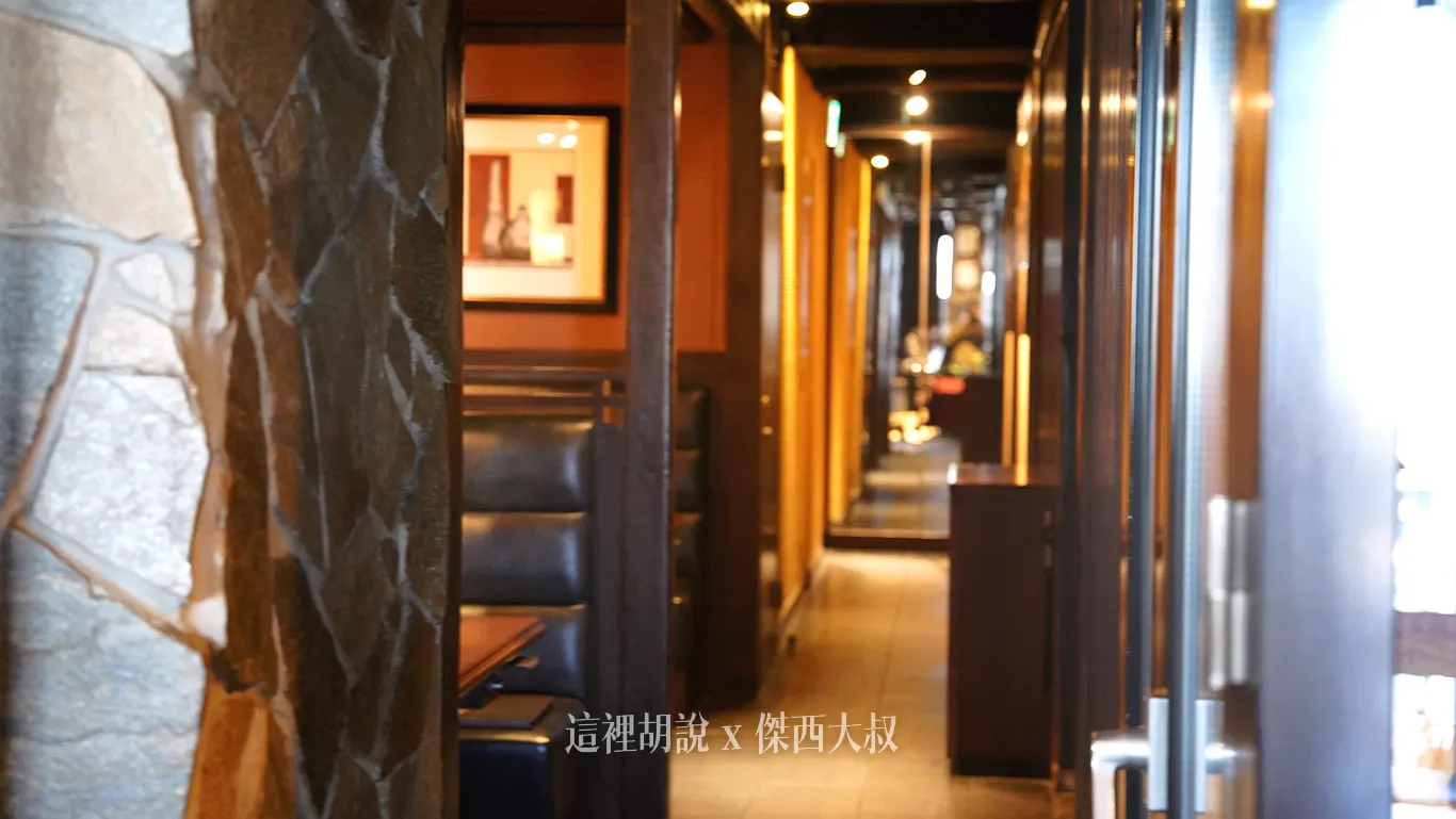 店內其他大部分是這種小包廂座位