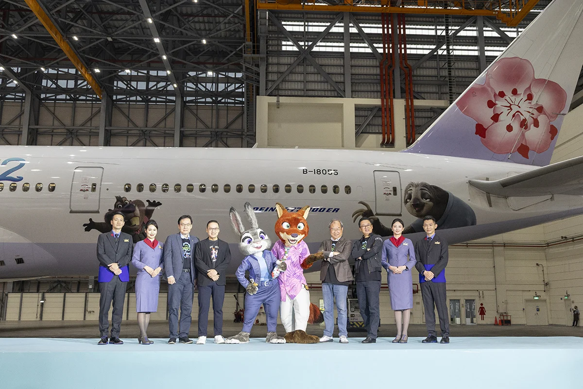 華航「動物方城市 2 主題彩繪機」今日正式出廠，華航董事長高星潢(右四)、總經理陳漢銘(右三)與華特迪士尼公司亞太區影業發行及營運負責人徐隆立(左三)共同為彩繪機揭開熱鬧序幕。