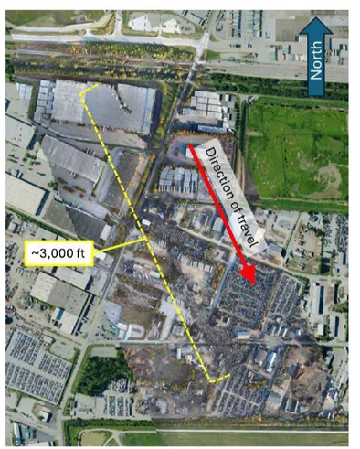 [圖 4：由空拍影像疊加在 Google Earth 影像上建立的事故現場合成視圖。黃色虛線括號的上端是飛機起落架與 UPS 建築物屋頂的最初撞擊點。]