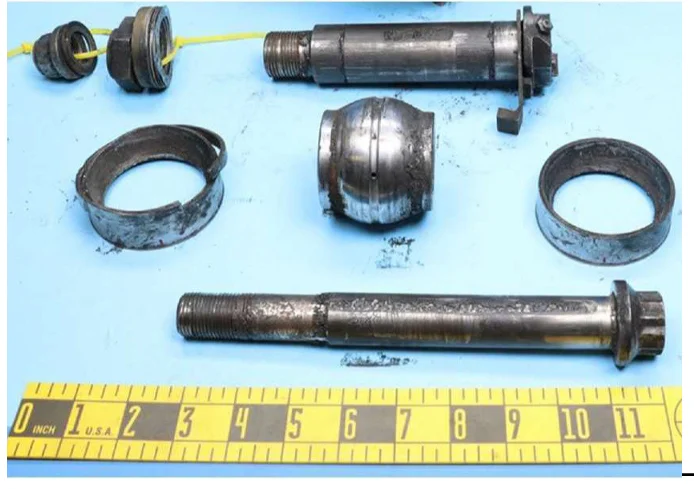 [圖 10：從左機翼 U 型座取出的球面軸承和連接硬體。]