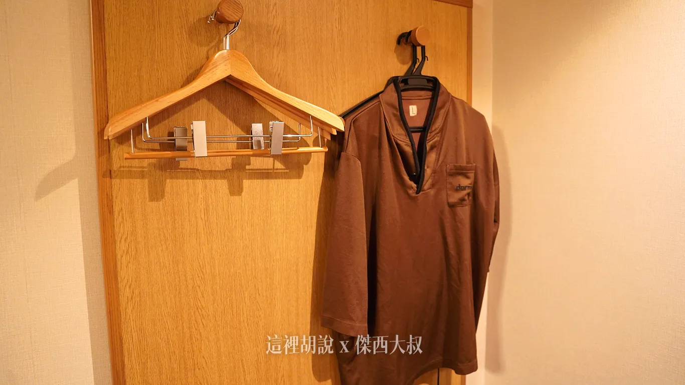 附上大概六個衣架可以掛衣服