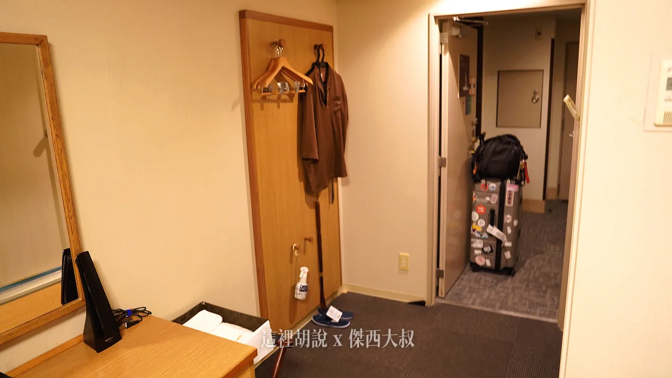 門口有一個開放式掛衣服的區域