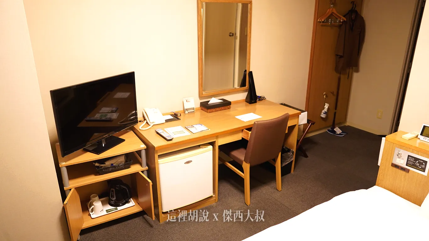 書桌是傑西喜歡的方式（電視放在旁邊）而且還不會打架，空間很大