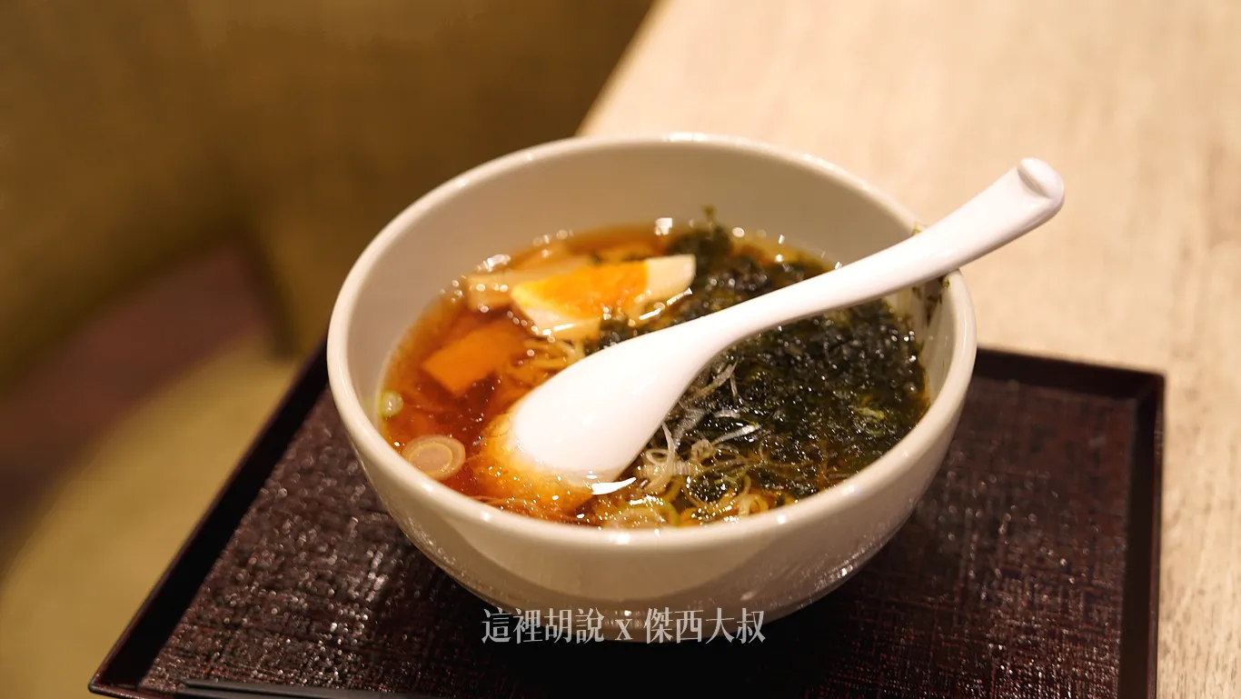 簡單的醬油拉麵，灑滿了海苔、還有四分之一顆半熟蛋、筍乾
