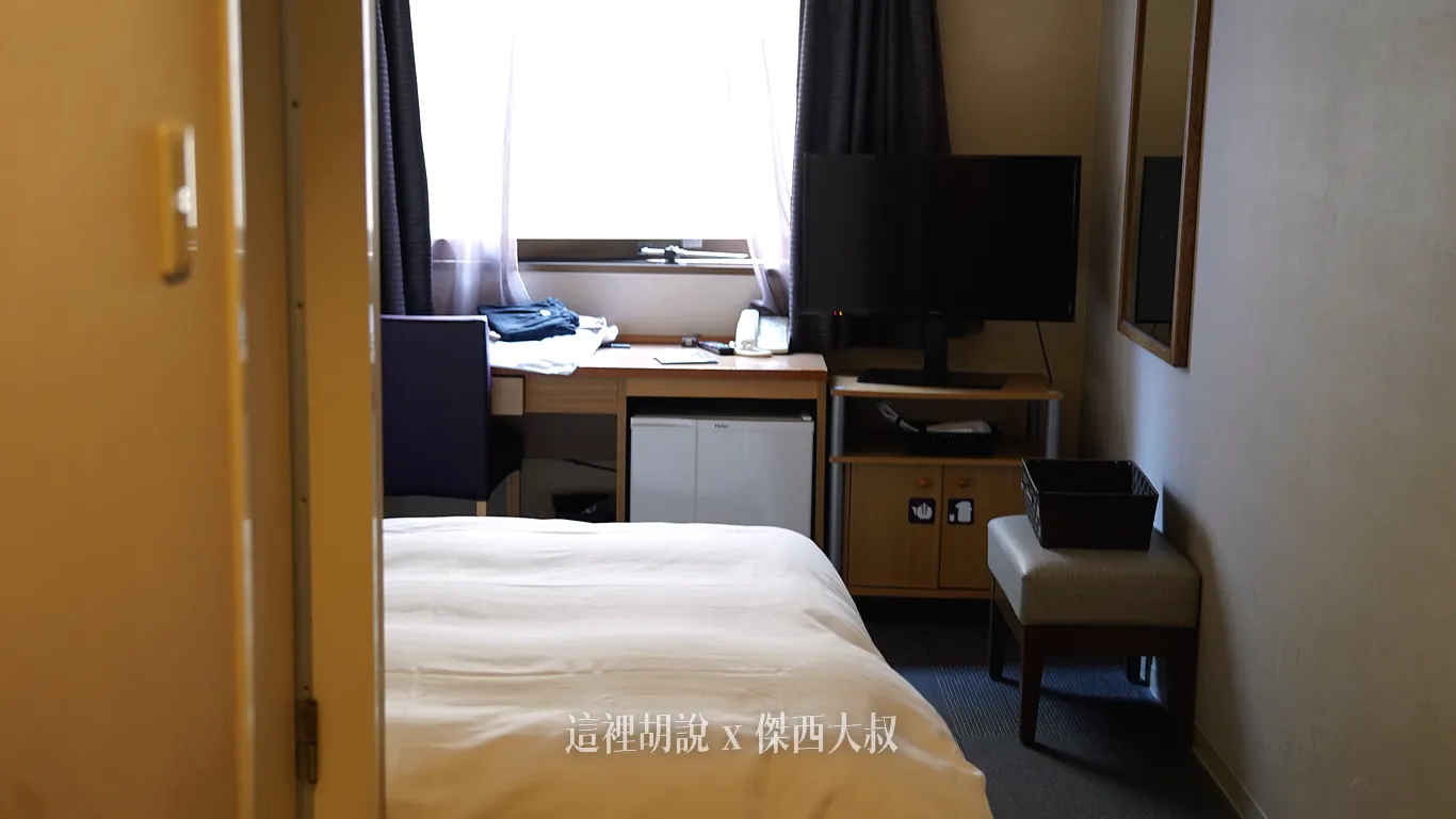 另外一個房型桌子面向窗戶外