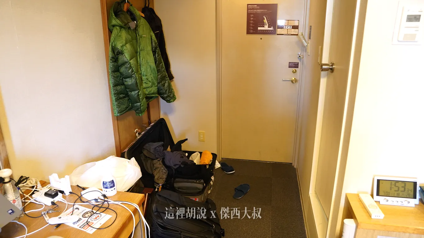 門口空間很大，展開之後走過去都沒問題