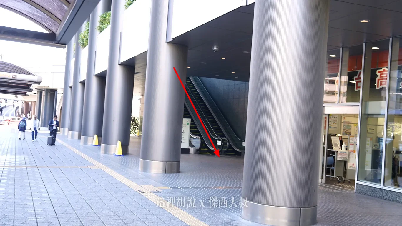 這時候行走路徑左側建築物可以看到有電扶梯，下樓之後就來到的廣瀨大道