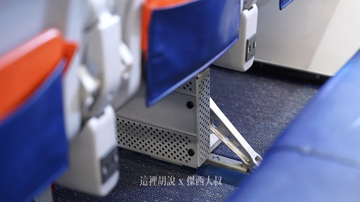 充電的電子控制盒設置在中間的座位