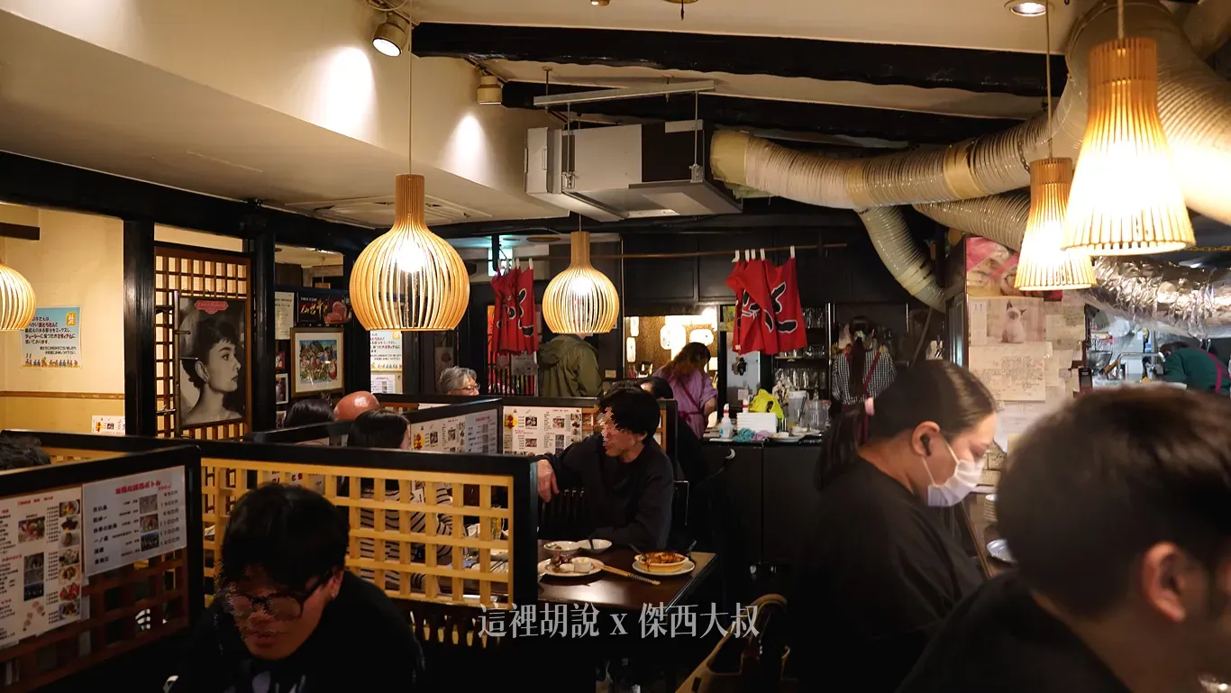 空間真的沒有很大,就是你看到的照片空間,因為提供了很多不同的酒品,所以很多當地人會來這邊小酌 空間真的沒有很大,就是你看到的照片空間,因為提供了很多不同的酒品,所以很多當地人會來這邊小酌
