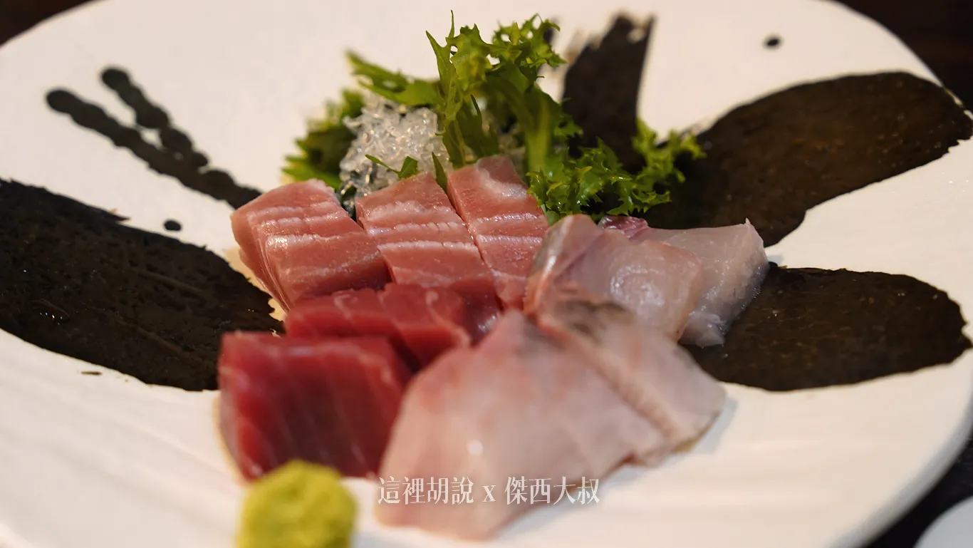 鮪魚・紅甘 (間八) 雙拼,他選擇的部位算是不錯的部位,但是刀工還好,有吃到筋,但這個價位加上居酒屋風格,就不那麼苛求了 鮪魚・紅甘 (間八) 雙拼,他選擇的部位算是不錯的部位,但是刀工還好,有吃到筋,但這個價位加上居酒屋風格,就不那麼苛求了