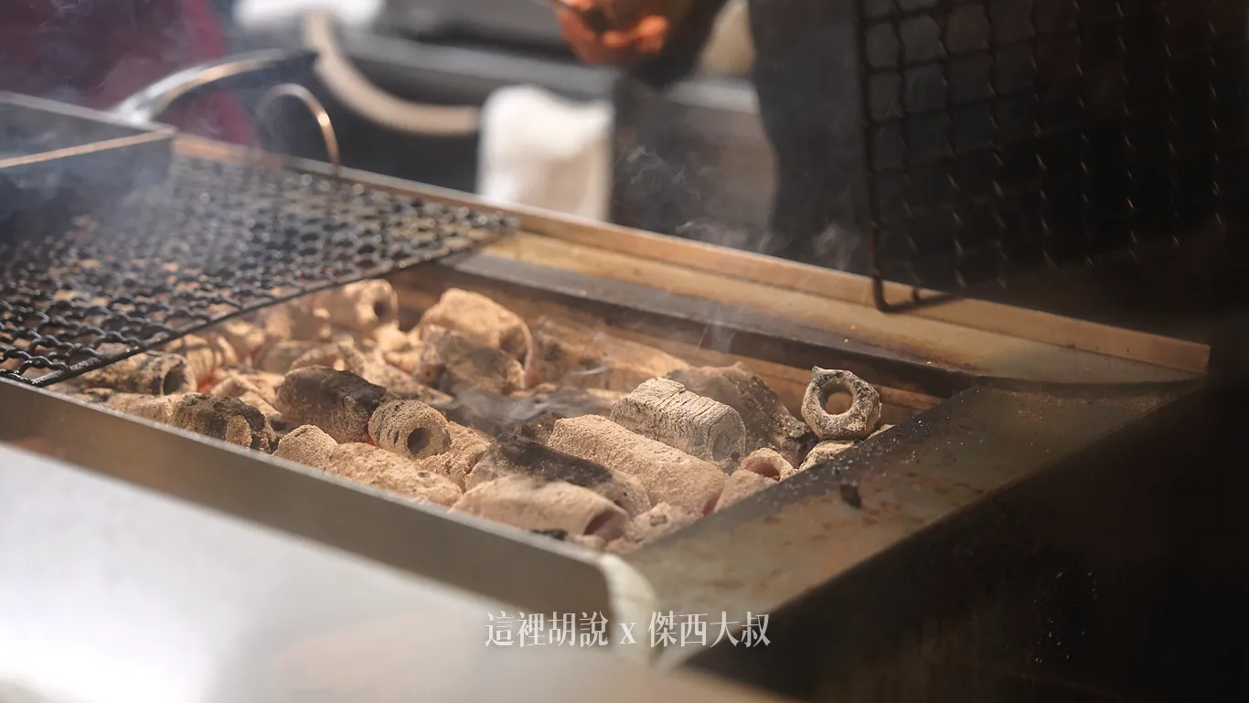 傑西對烤牛舌的最基本要求一定要是炭烤,這樣風味才足夠,這個爐子比較高溫的區域應該是照片的右側,低溫的在左側 傑西對烤牛舌的最基本要求一定要是炭烤,這樣風味才足夠,這個爐子比較高溫的區域應該是照片的右側,低溫的在左側