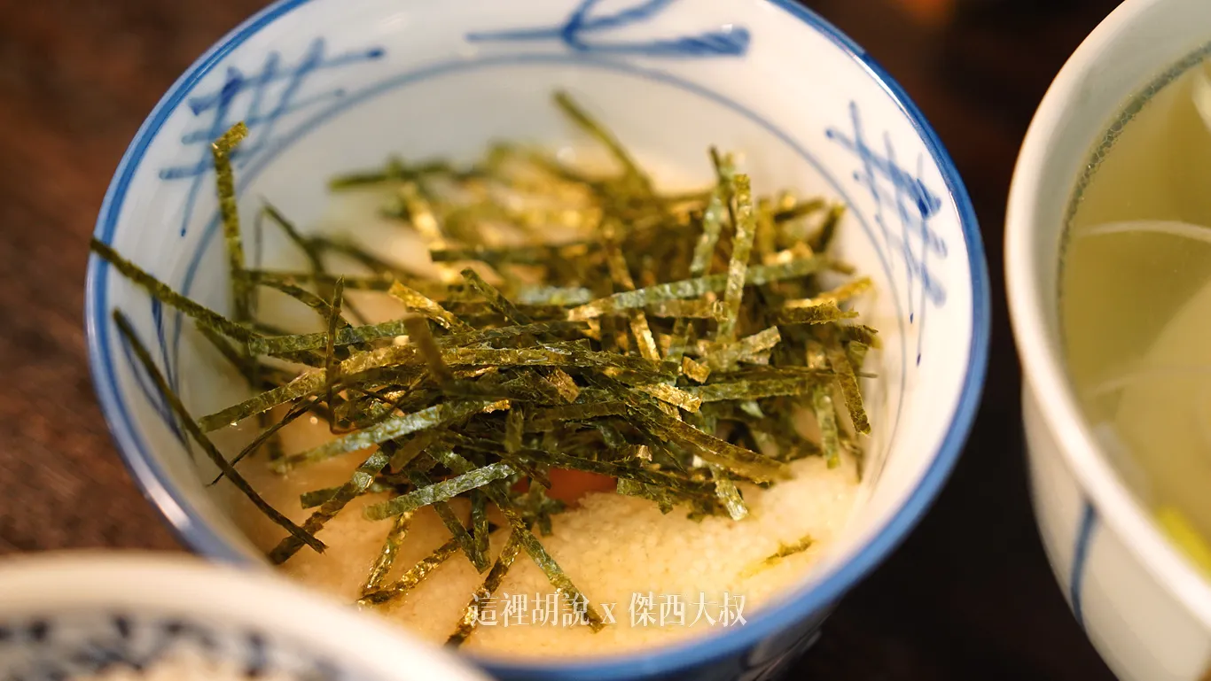 額外加點的山藥(裡頭還有打入一顆蛋黃)是少數給海苔絲(大部分海苔粉)還有送蛋黃的組合 額外加點的山藥(裡頭還有打入一顆蛋黃)是少數給海苔絲(大部分海苔粉)還有送蛋黃的組合