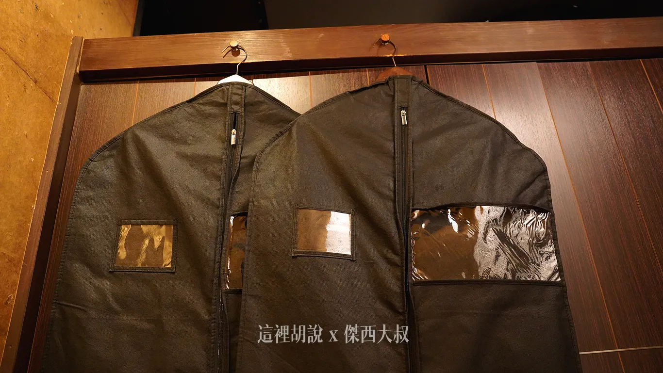還有提供外套袋，有帶外套的可以放進去，避免沾染到烤肉的味道