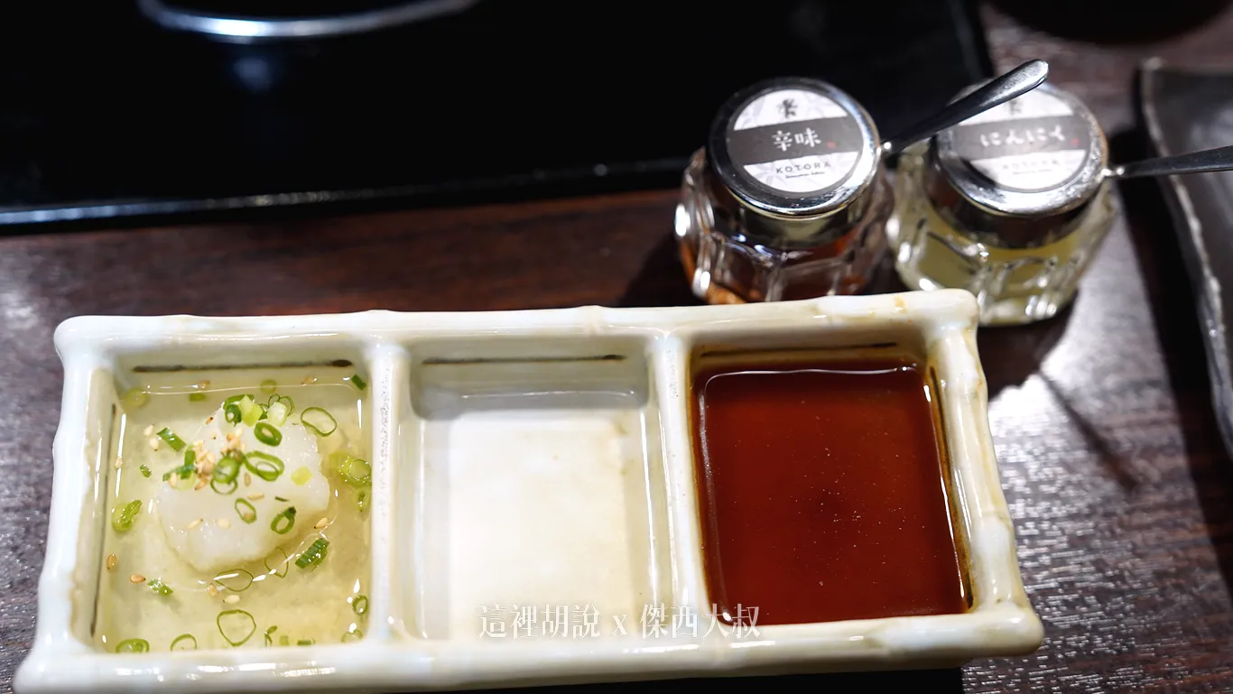 烤肉的沾醬，重口味的一旁有附上辣醬跟蒜泥另外一邊是蘿蔔泥跟醋