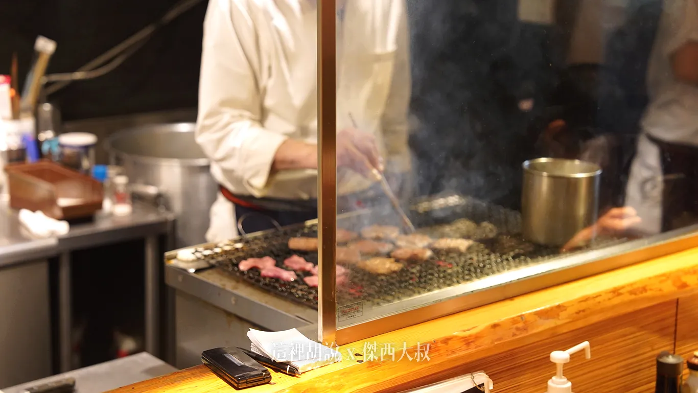 師傅在爐子邊考製牛舌