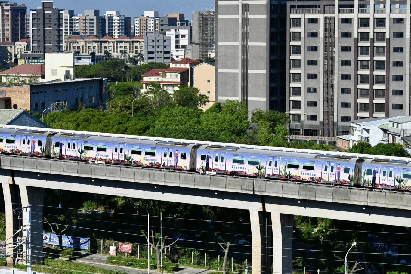 華航鳳凰城開航在即　機捷彩繪列車搶先搭乘 - 這裡胡說 JL TALKS
