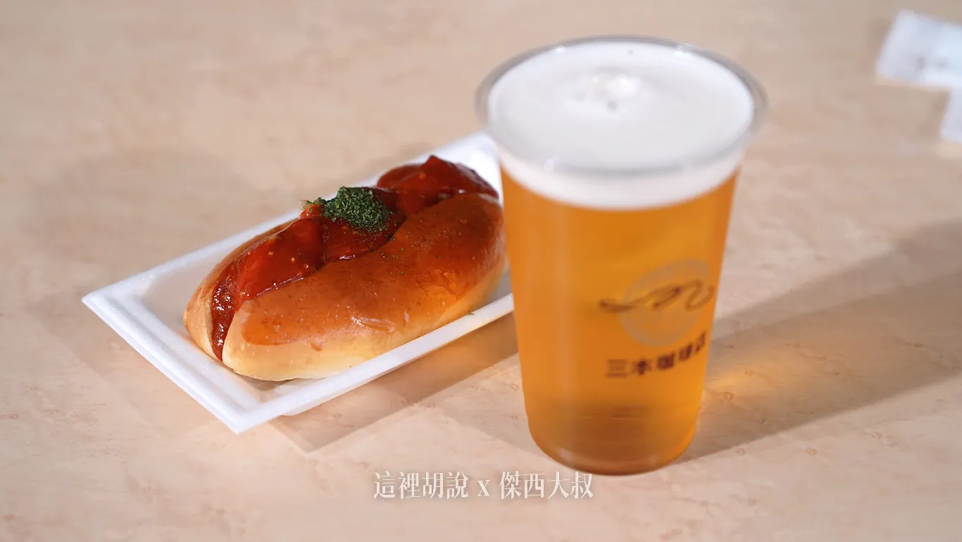 傑西還是很餓,所以還是買了熱狗堡來吃。 傑西還是很餓,所以還是買了熱狗堡來吃。