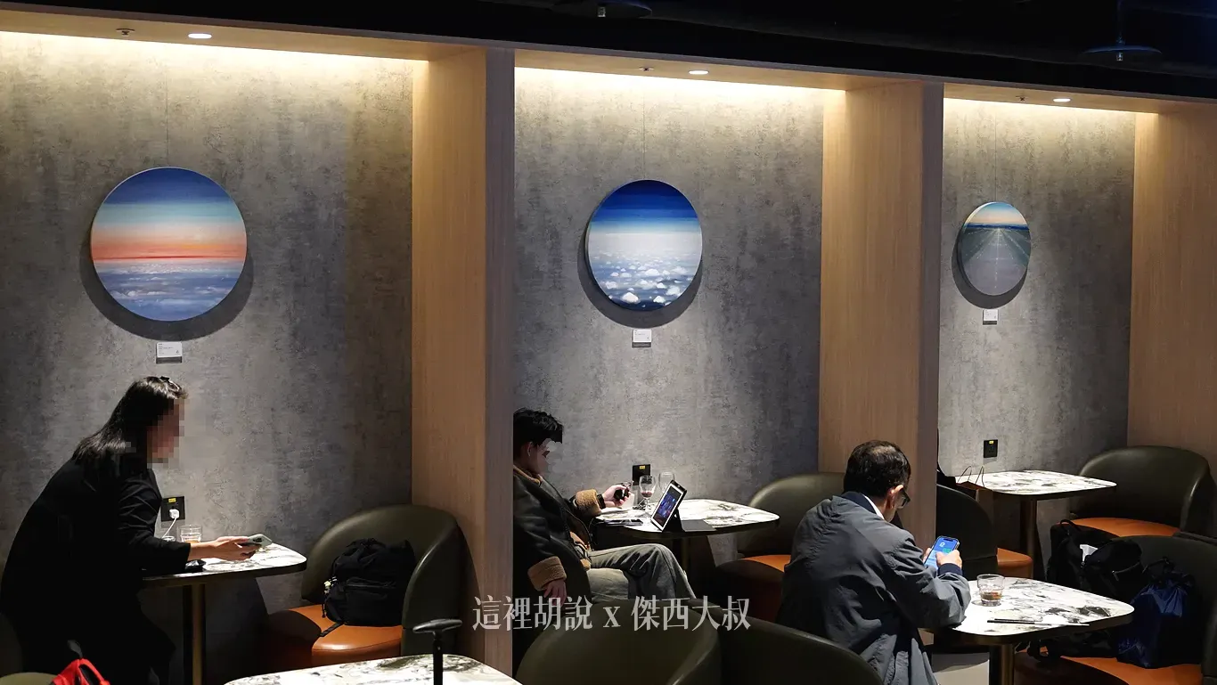 由左至右夢之境 Dream Land 2022 直徑55cm翱翔 Flying 2022 直徑55cm清晨的翅膀