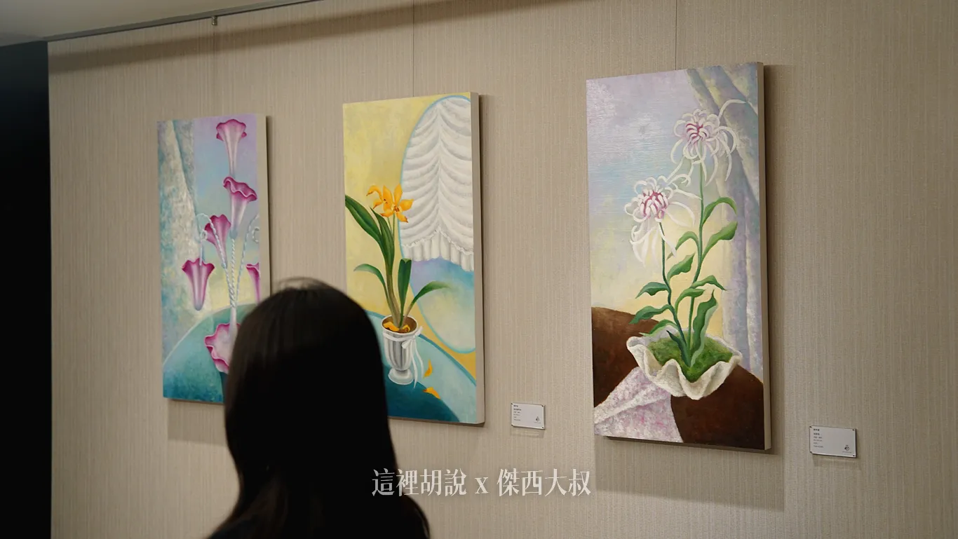 自左：蔓越莓玻璃花器、嘉德麗蘭、瑞雲殿