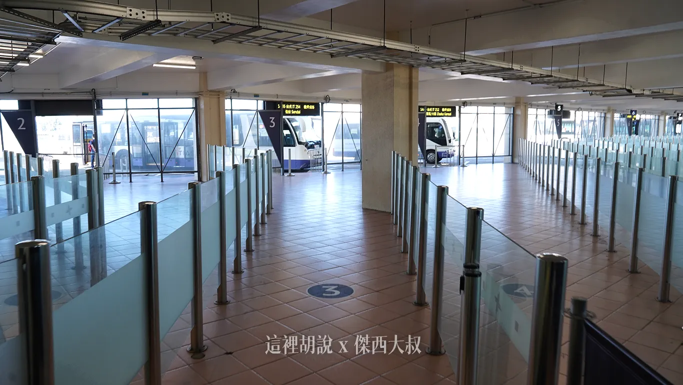 B1R登機門為了怕旅客跑錯班機，所以有這樣的間隔設計，被大家戲稱賽馬道