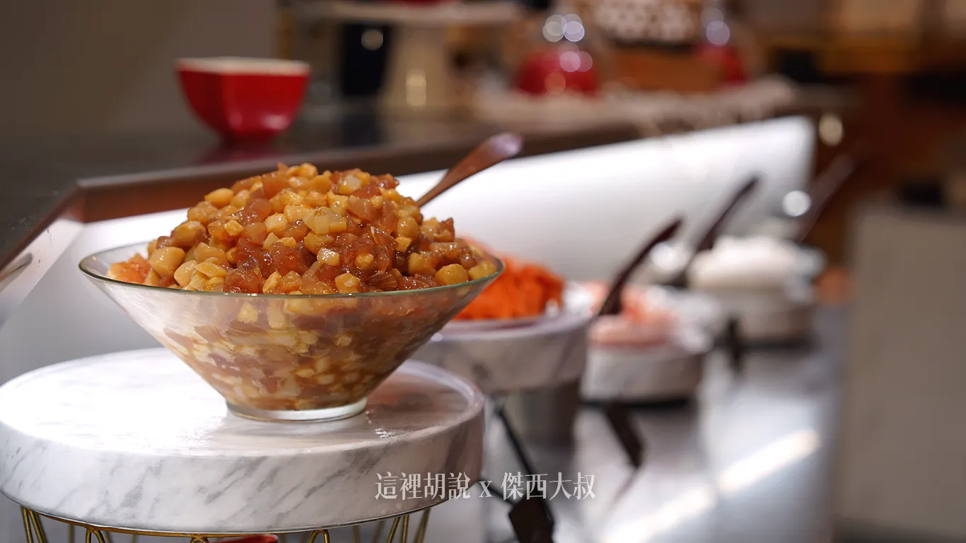 混和帆立貝以及當季食材的魚料