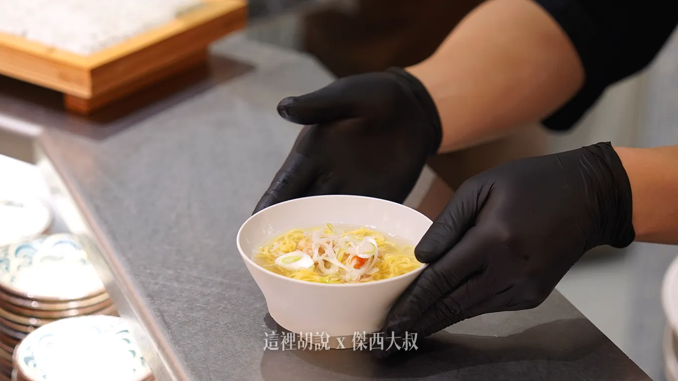 「潮」拉麵不是鹽味拉麵，而是利用來自北海道大海的各種味道昆布、貝類、螃蟹來熬煮高湯，並且選用揉入昆布的麵條，整體上大量使用了各種極具北海道風格的海鮮。