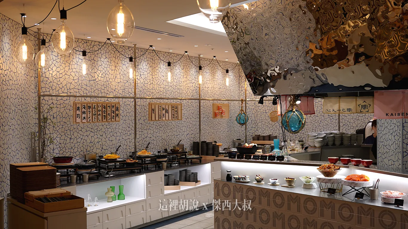 中央取餐台外，兩側也有各種不同的熱食