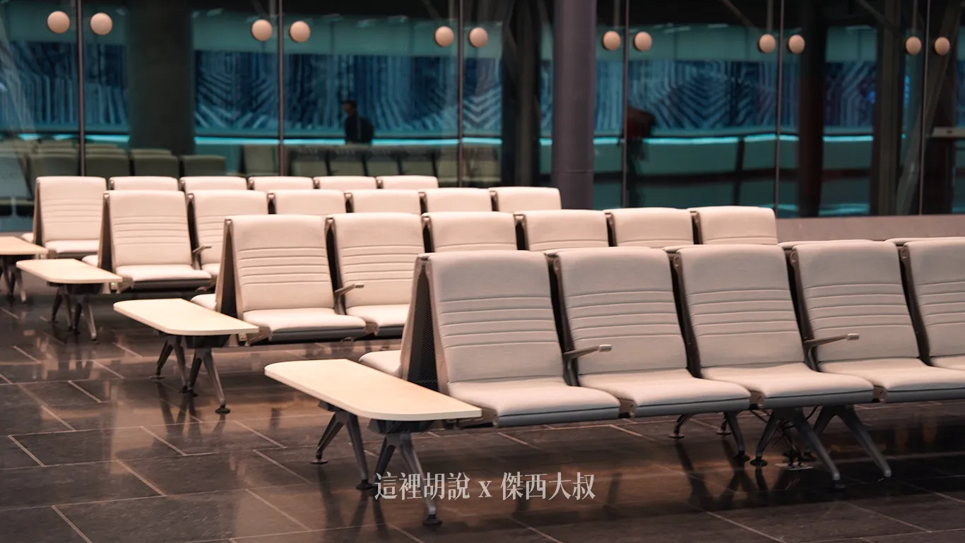設置有邊桌可以放置物品，座位設有扶手