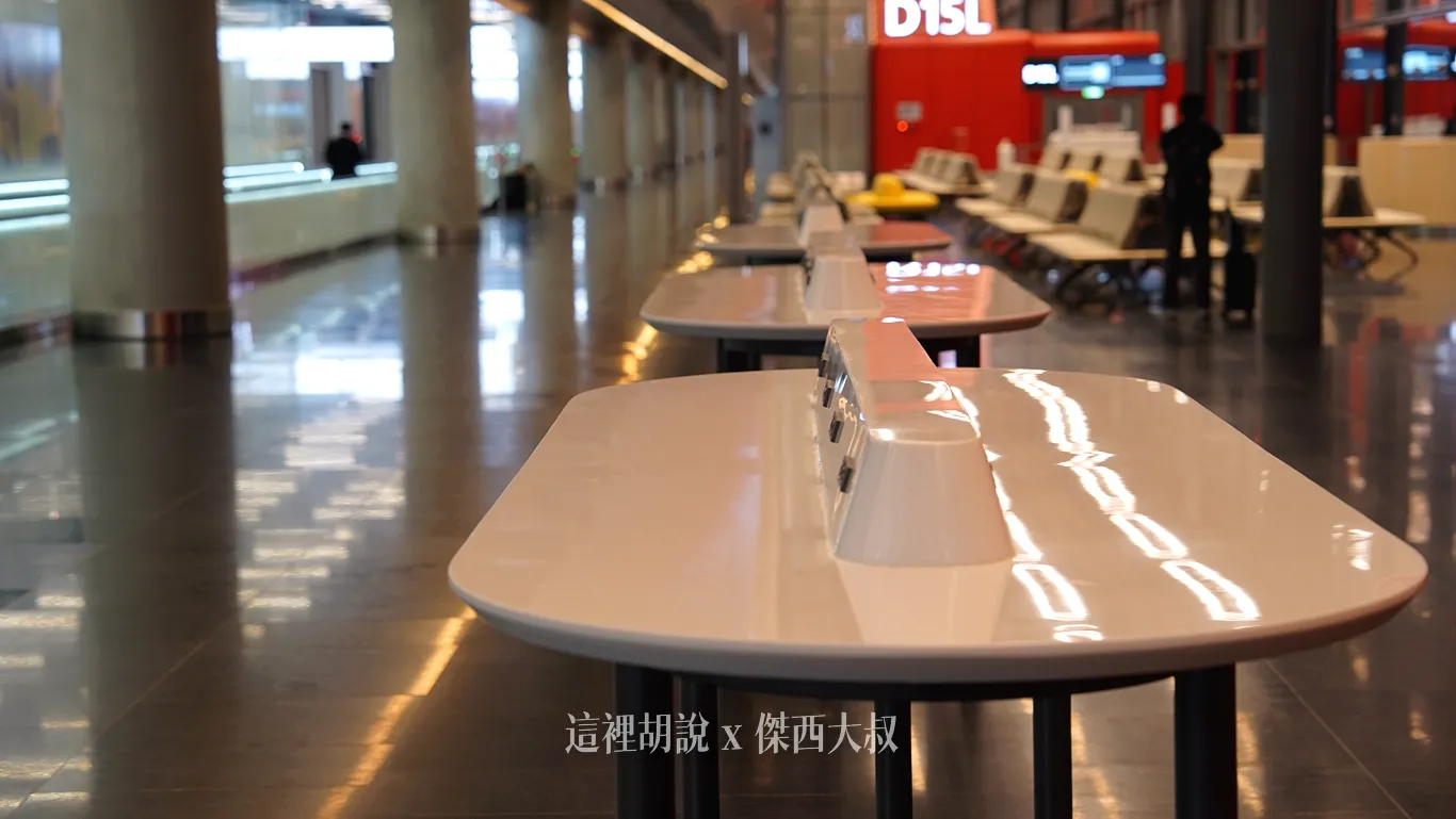 充電檯都會連續設置，如果要快速吃一下東西，這個區域也是蠻適合