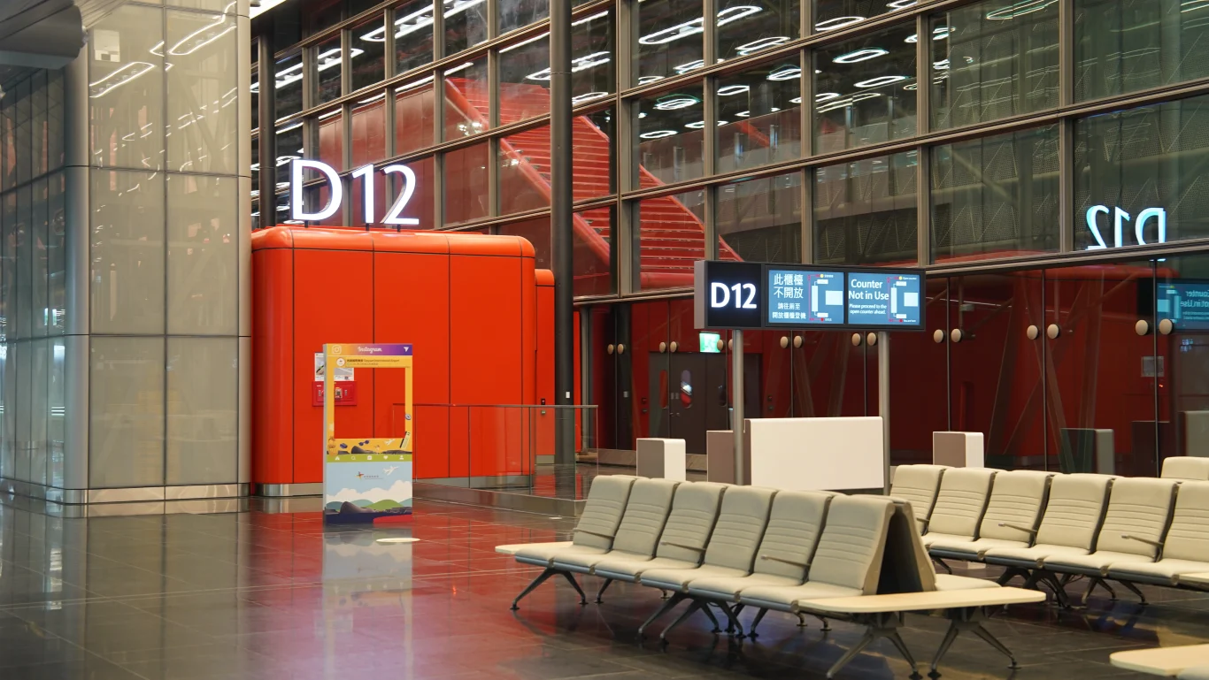 D12登機門（紅色方塊）