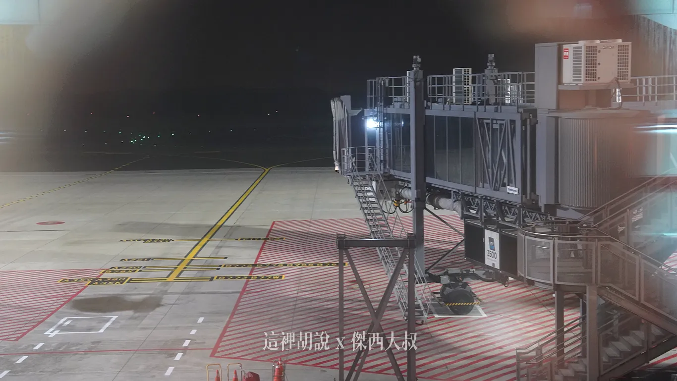 第三航廈北側登機廊廳：八個登機門分區照片 D18登機門視野最好 可以看到飛機震撼通過（分段章節文）：D11-D18 各登機門照片