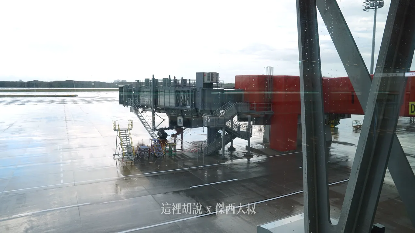 D15登機門的空橋，前後有兩個登機空橋