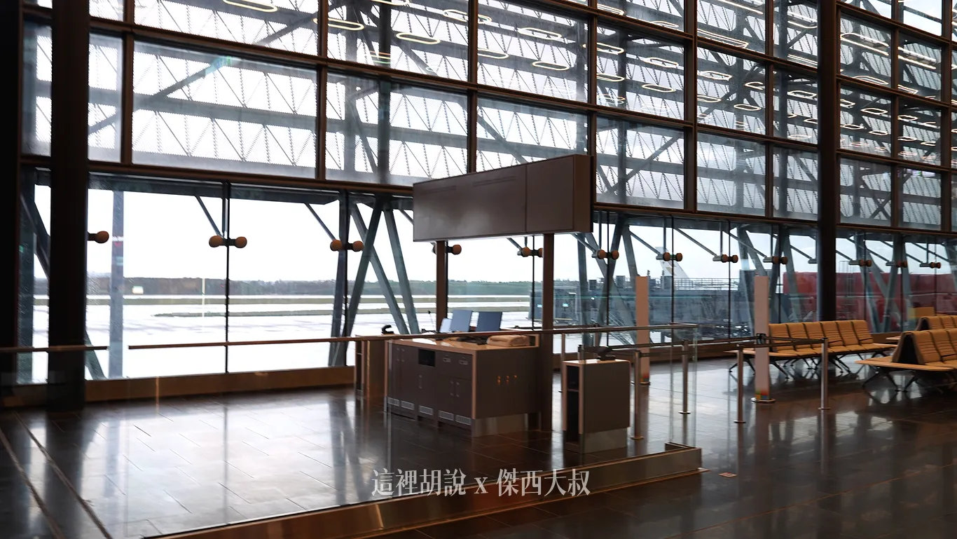 登機門櫃檯的背面，兩個讀取登機證驗票的櫃檯
