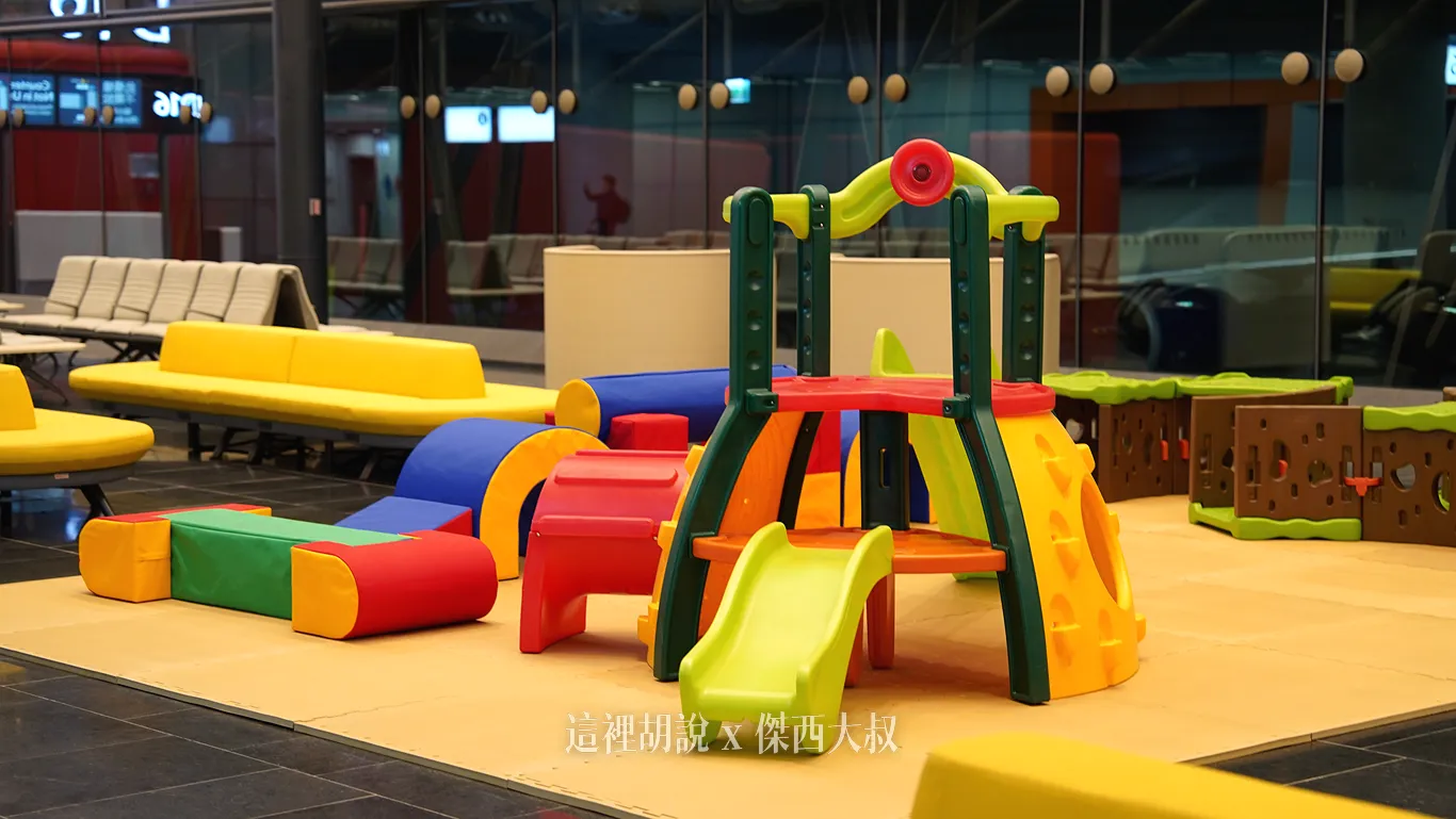 位於D15/D16之間的兒童遊樂區因為空間不大，所以請家長們多加留意，在旁陪伴孩童遊玩