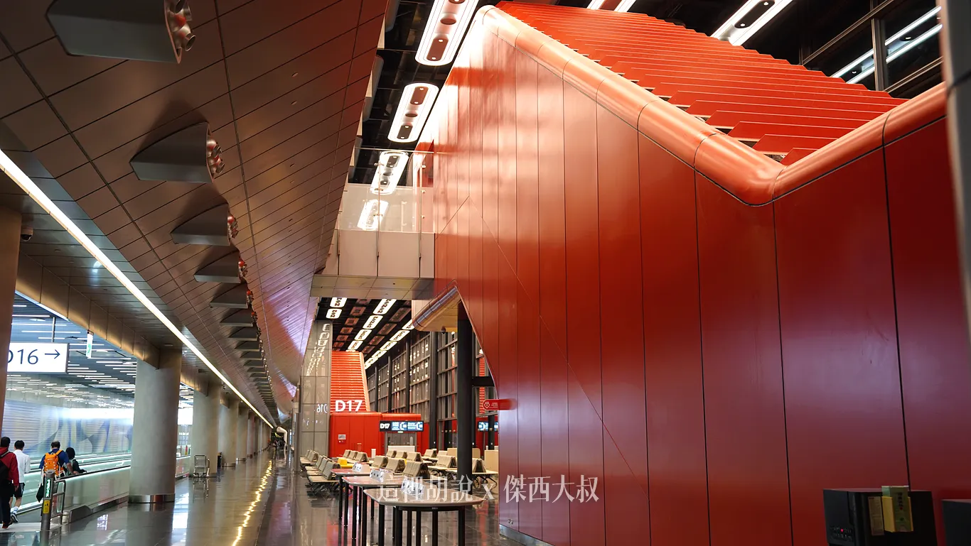 上樓之後連接到入境走廊，入境層的功能非常單純，就是行走使用