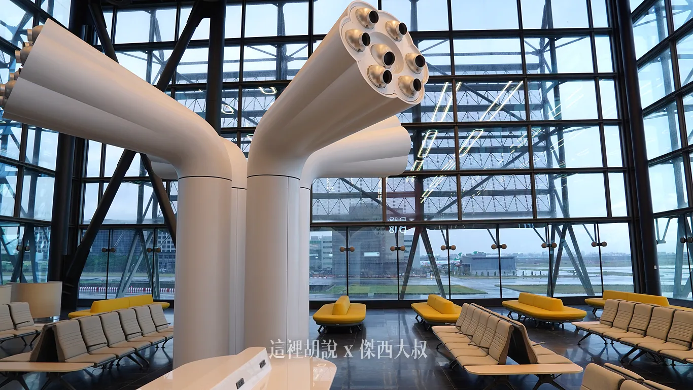 照片的左側遠處就是華航凱悅旅館照片玻璃外就是南北雙向聯絡道