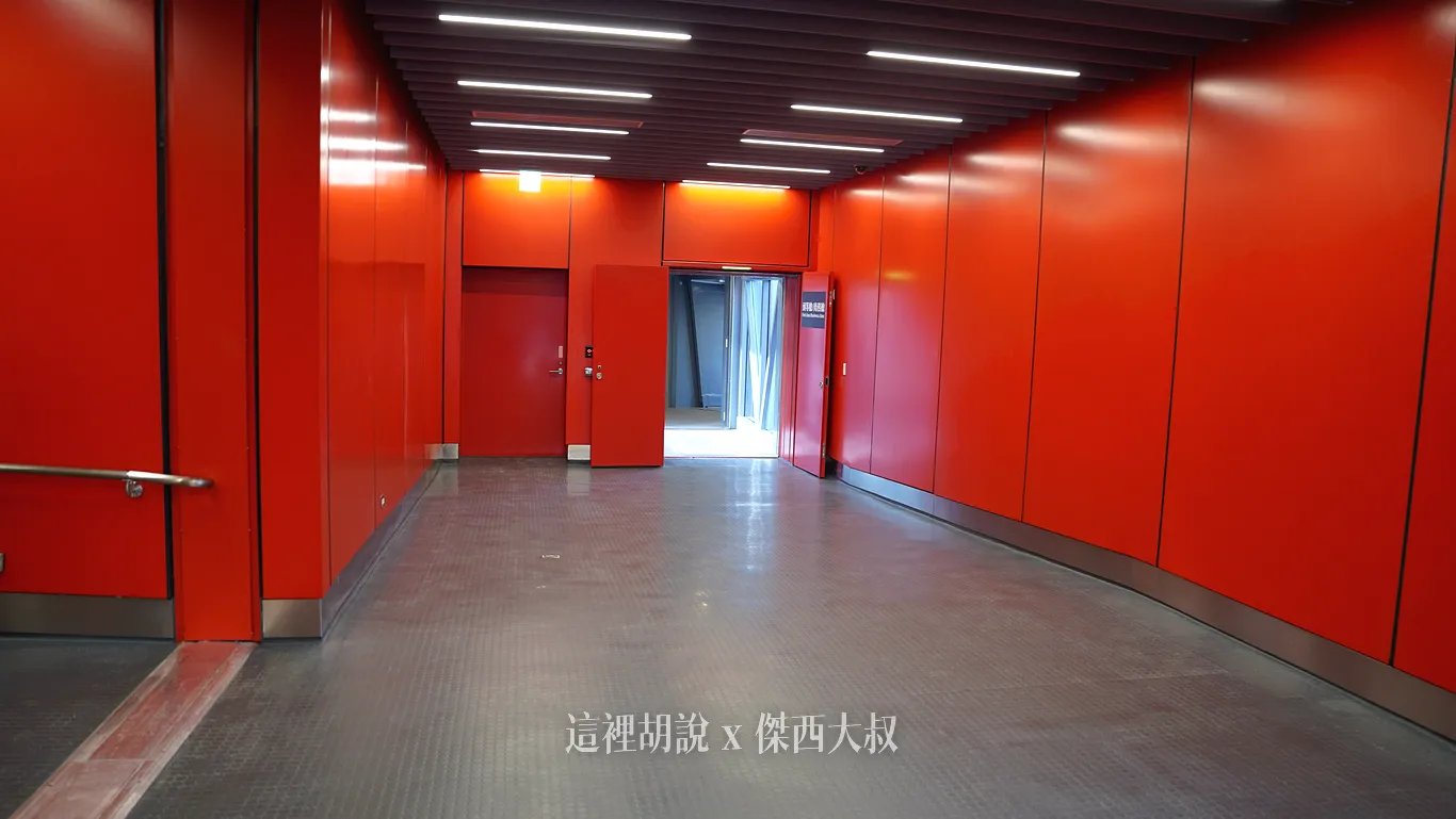 空橋連接建築體內：商務艙登機空橋入口