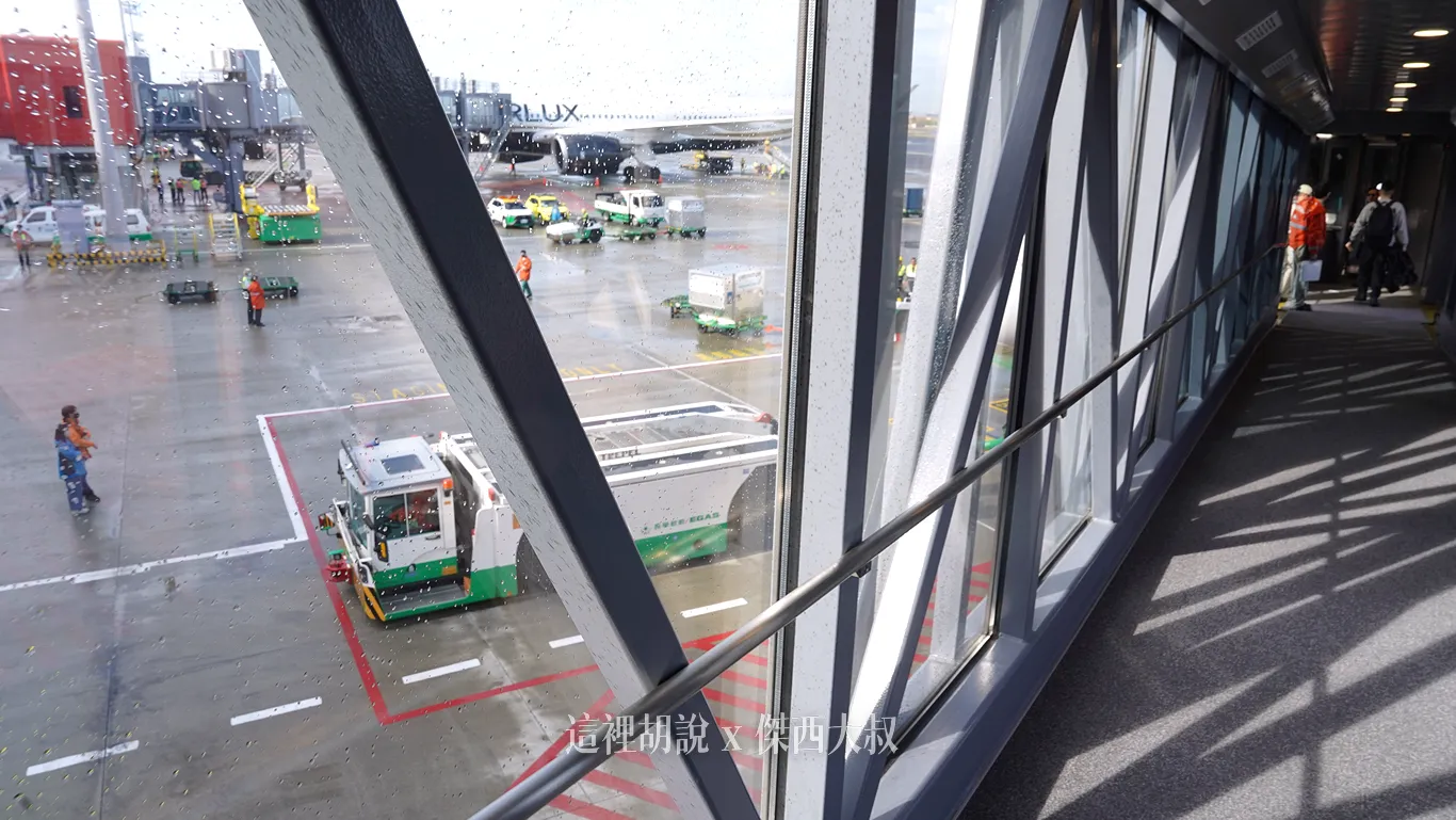 透明的空橋，視野非常好，三航廈使用的空橋長度也相對比一航二航來的長，但也有很多特別設計