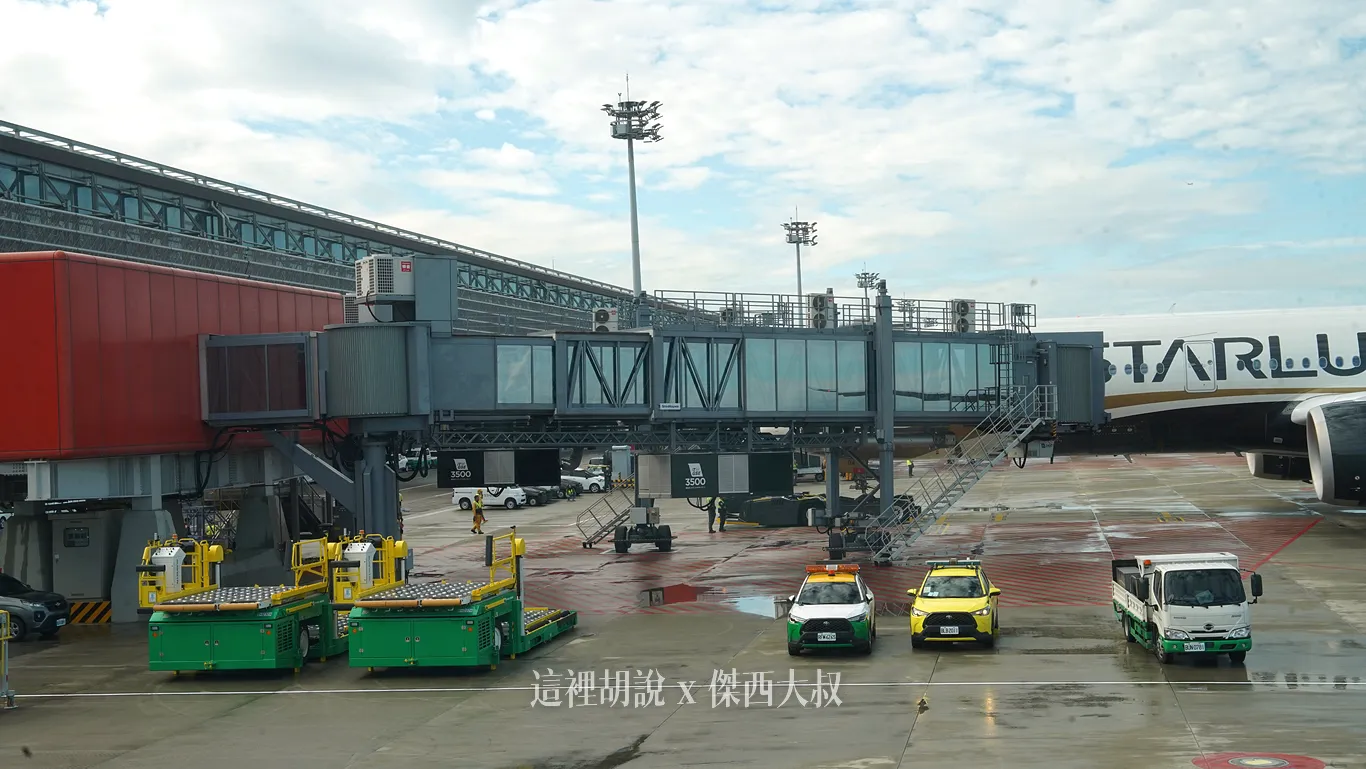從戶外的角度可以看到隔壁的空橋外觀