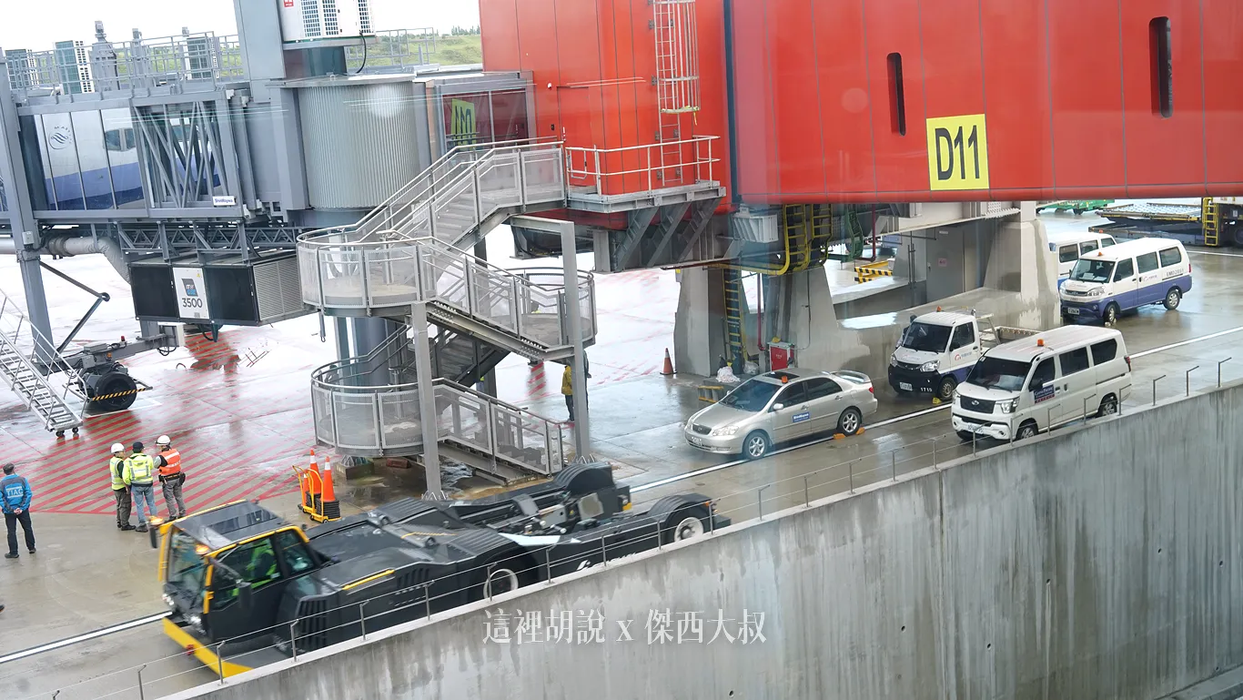D11 登機門一旁，照片右側是一個下坡前往南北聯絡通道可以直通未來的南側廊廳，可以更有效的往來於桃機的南北兩區